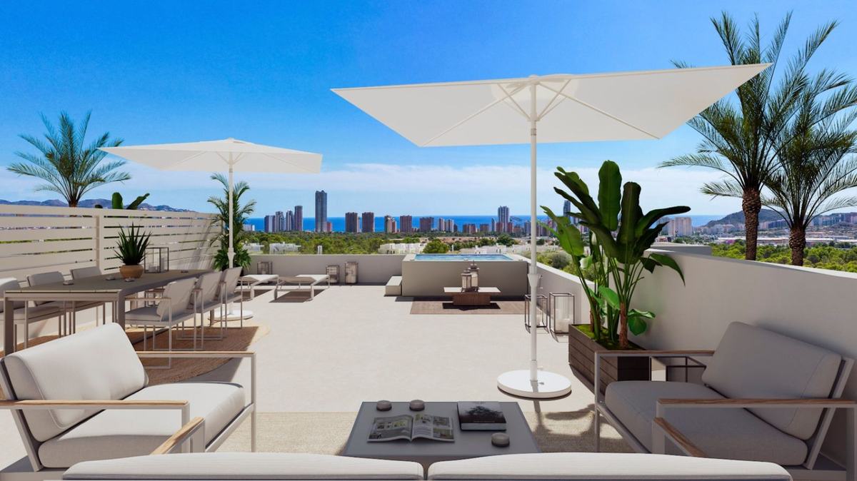 Three-bedroom penthouse with sea views — photo 1 of 7