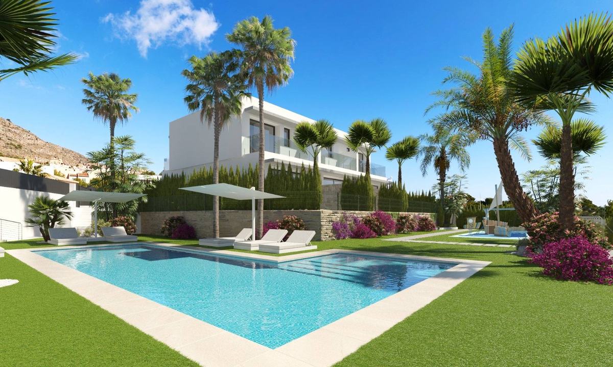 Three-bedroom townhouse with pool — photo 1 of 7