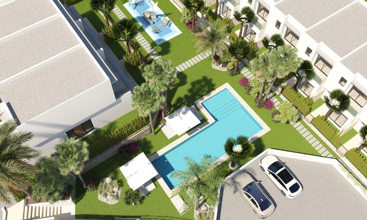 Three-bedroom townhouse with pool — photo 2 of 7