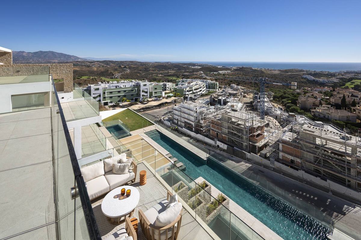 Penthouse with private jacuzzi and sea views — photo 1 of 6
