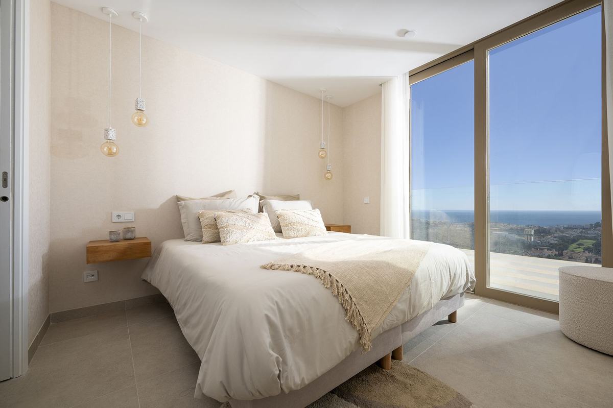 Penthouse with private jacuzzi and sea views — photo 4 of 6