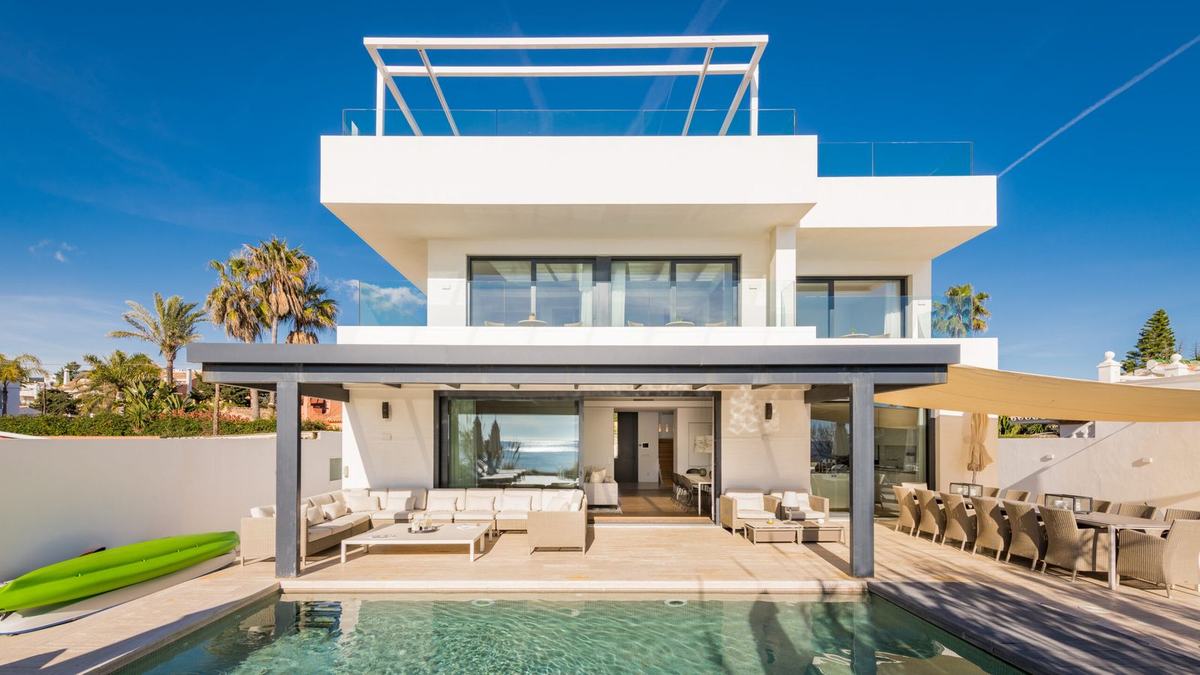 Beachfront villa with heated pool — photo 1 of 6