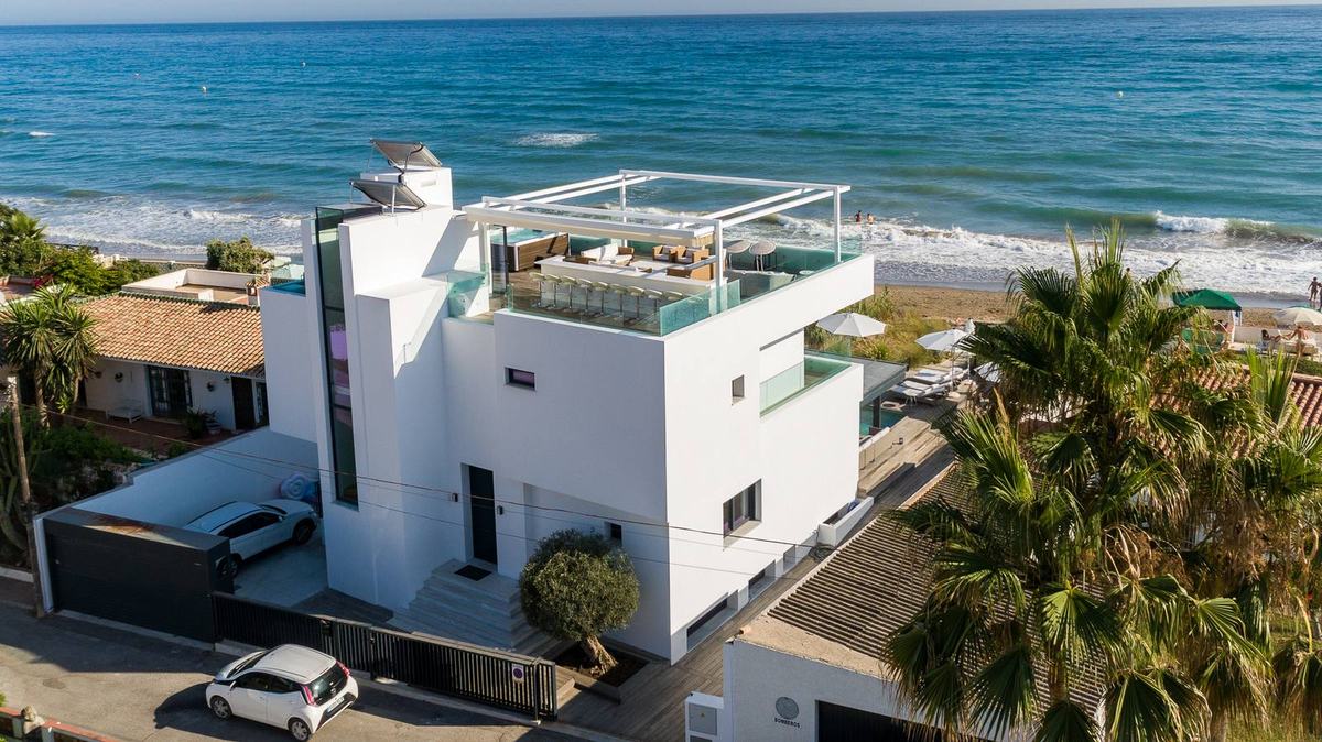 Beachfront villa with heated pool — photo 3 of 6