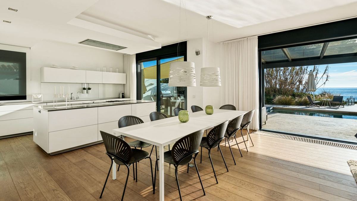 Beachfront villa with heated pool — photo 4 of 6