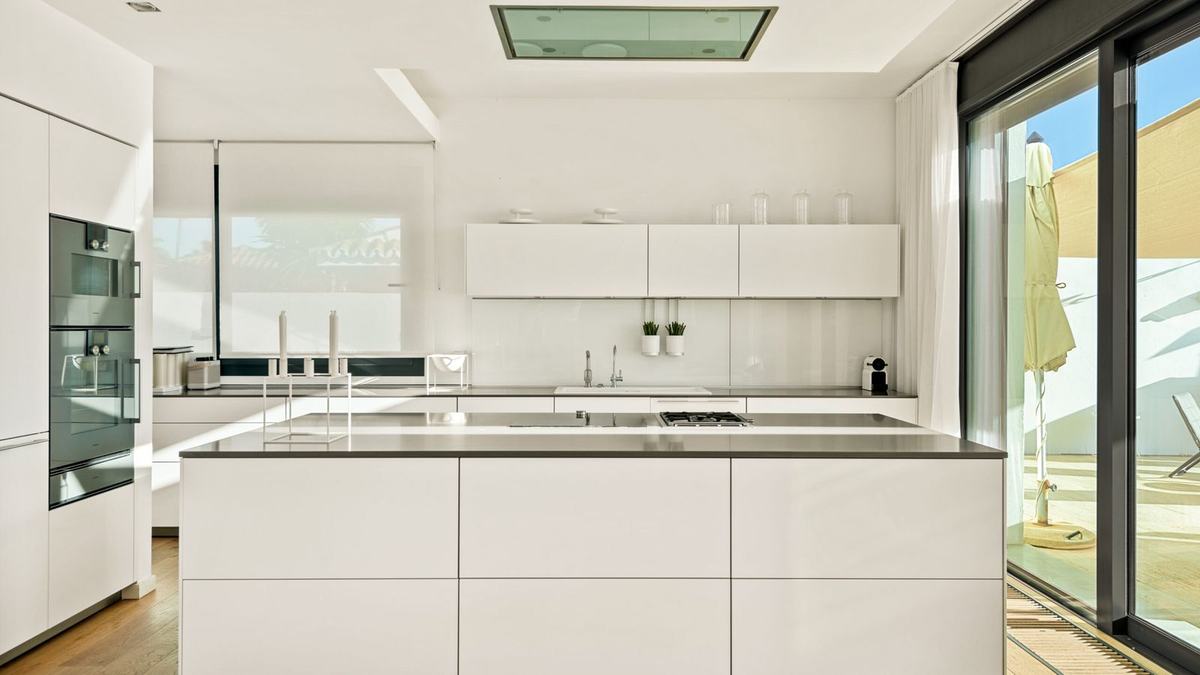 Beachfront villa with heated pool — photo 6 of 6