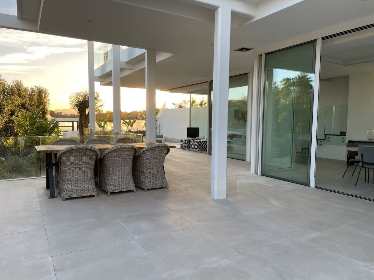 Luxury villa with sea views — photo 6 of 6